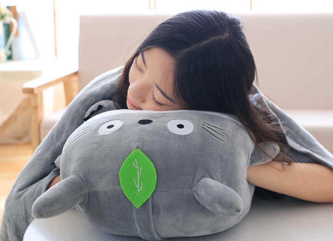 Bộ chăn gối cao cấp 3 trong 1 totoro đội lá (xám)