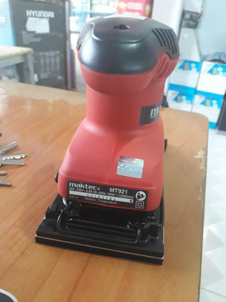 máy chà nhám maktec MT921