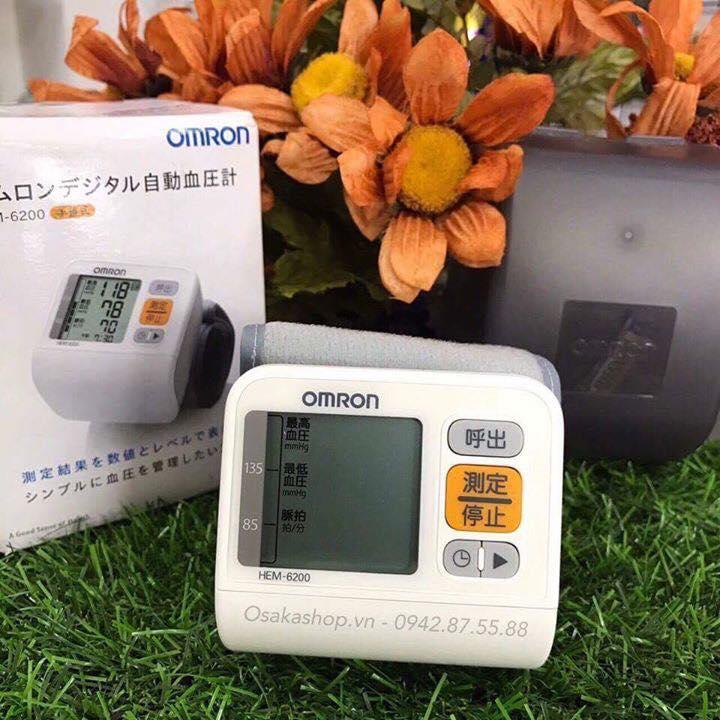 Máy đo huyết áp cổ tay Omron HEM-6200