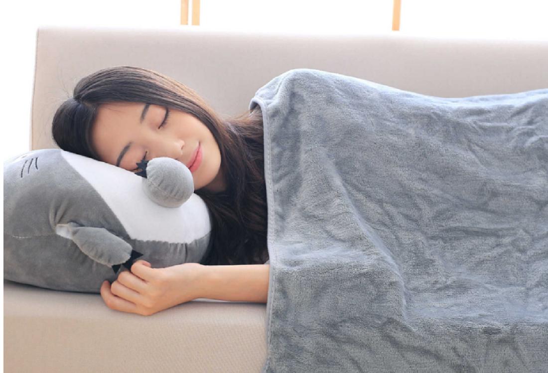 Bộ chăn gối cao cấp 3 trong 1 totoro đội lá (xám)