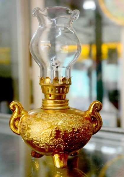 Đèn dầu sứ kim sa vàng cao 16cm