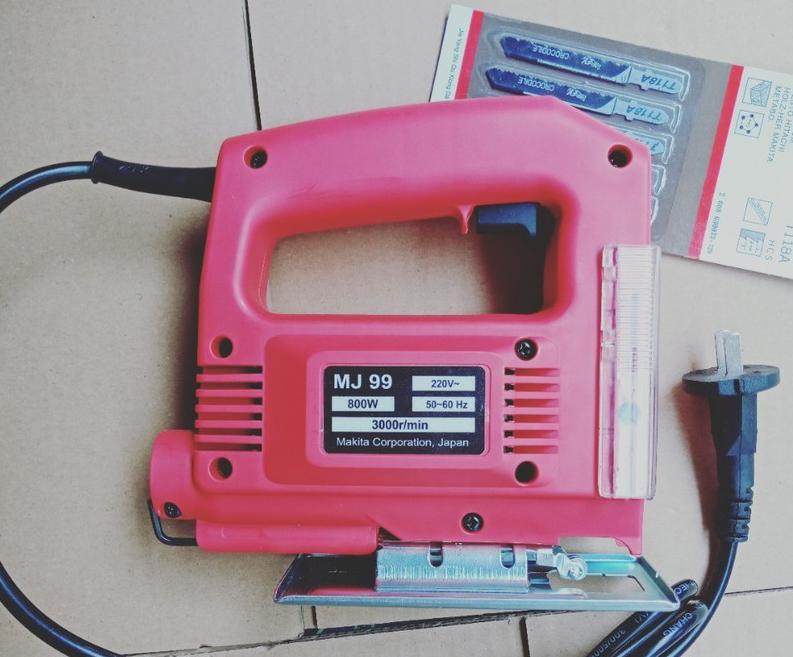 Máy cưa Makita MJ99
