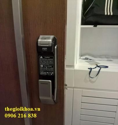 Khóa cửa bằng vân tay Samsung SHS-P718