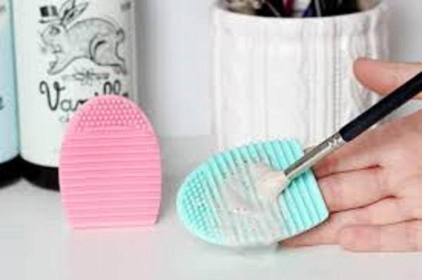 Dụng cụ vệ sinh cọ trang điểm