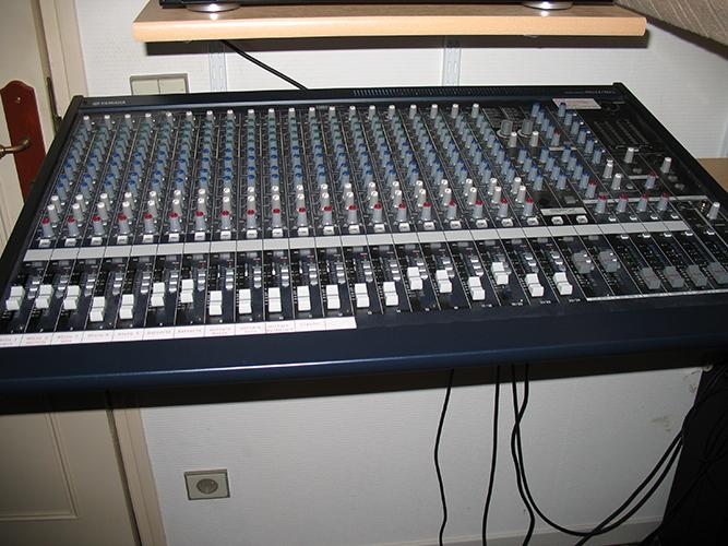Bàn Mixer Yamaha MG24/14FX