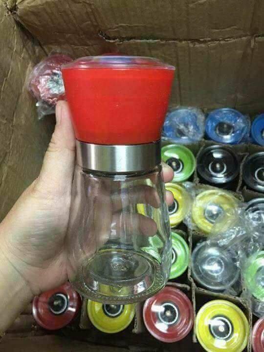 Dụng cụ đựng và xay tiêu cầm tay đa năng