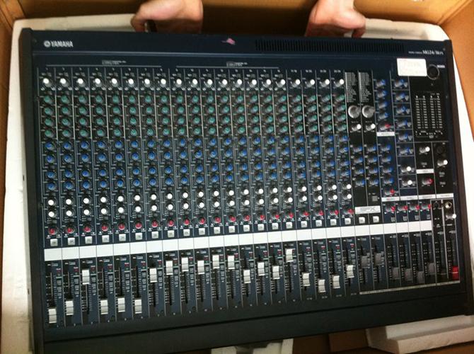 Bàn Mixer Yamaha MG24/14FX