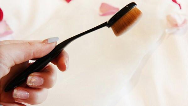 Cọ đánh phấn hình bàn chải anastasia beverly hills