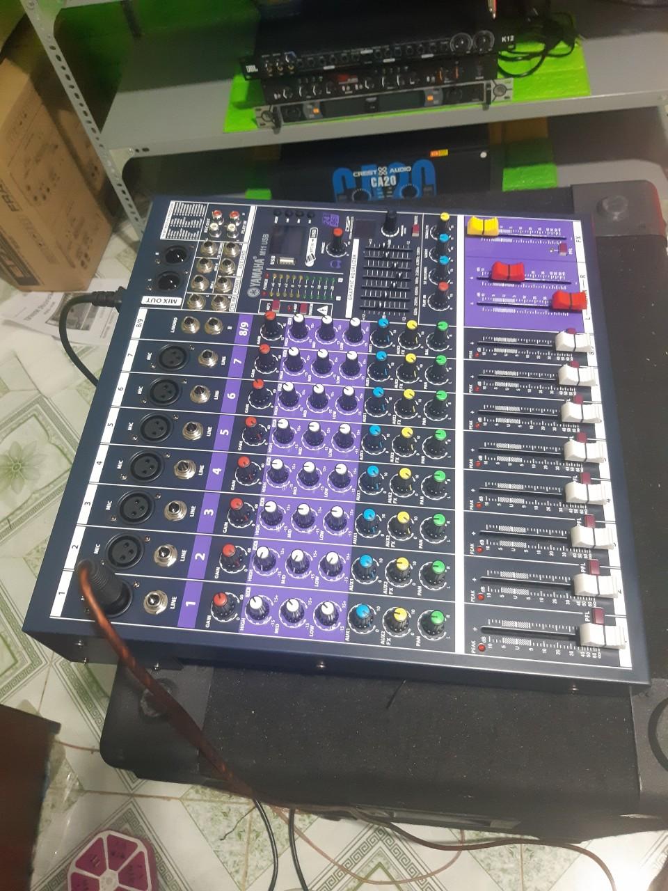 Mixer yamaha M11
