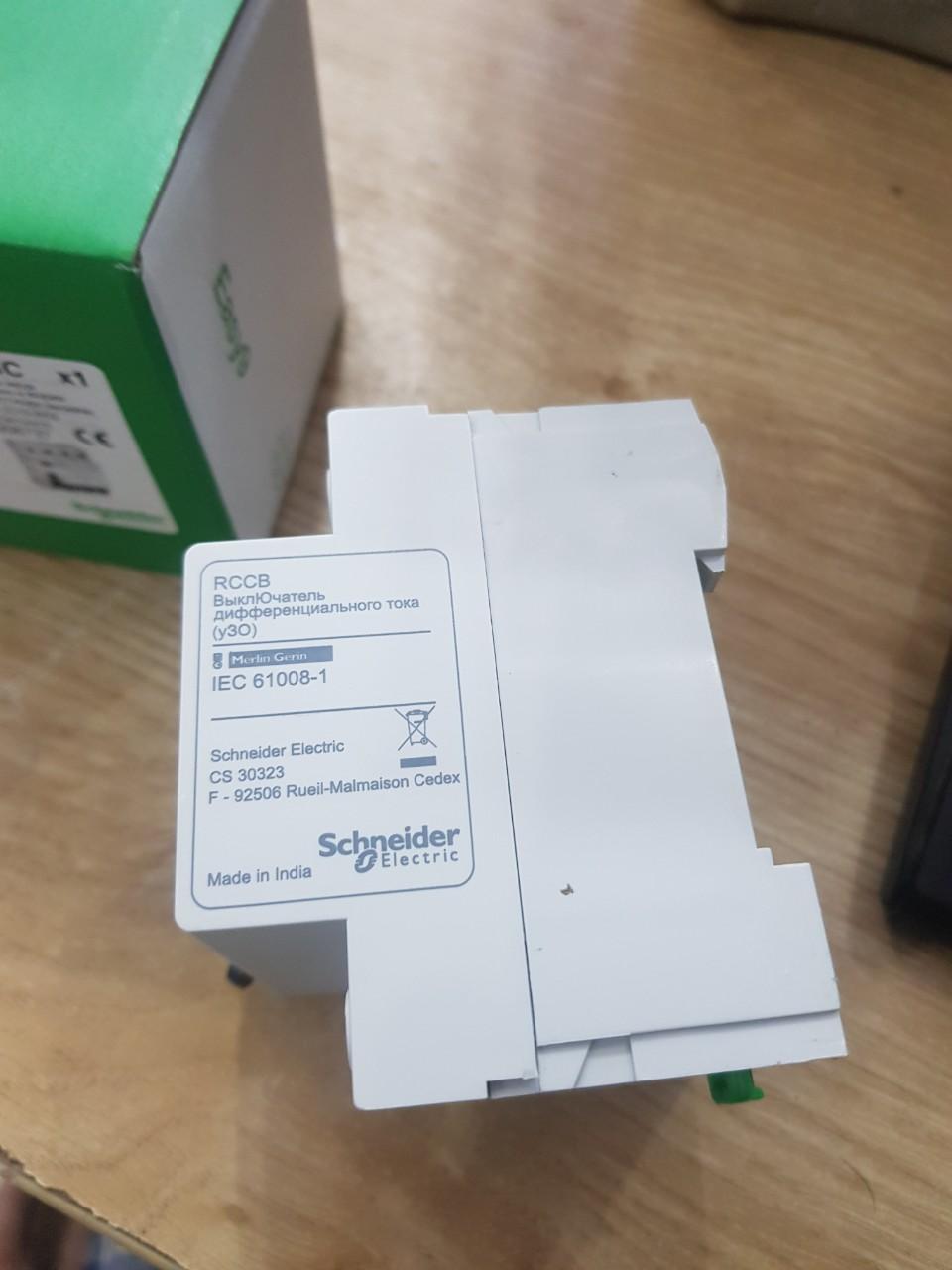 Cầu dao RCCB Schneider EZ9R34425.