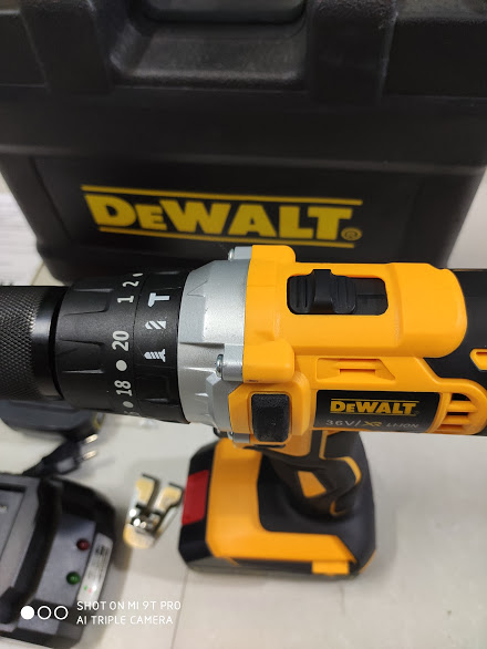 Máy khoan vặn vít DeWalt DCD700 - Dùng pin, 18V