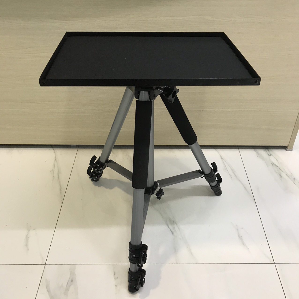 Kệ để máy chiếu W612