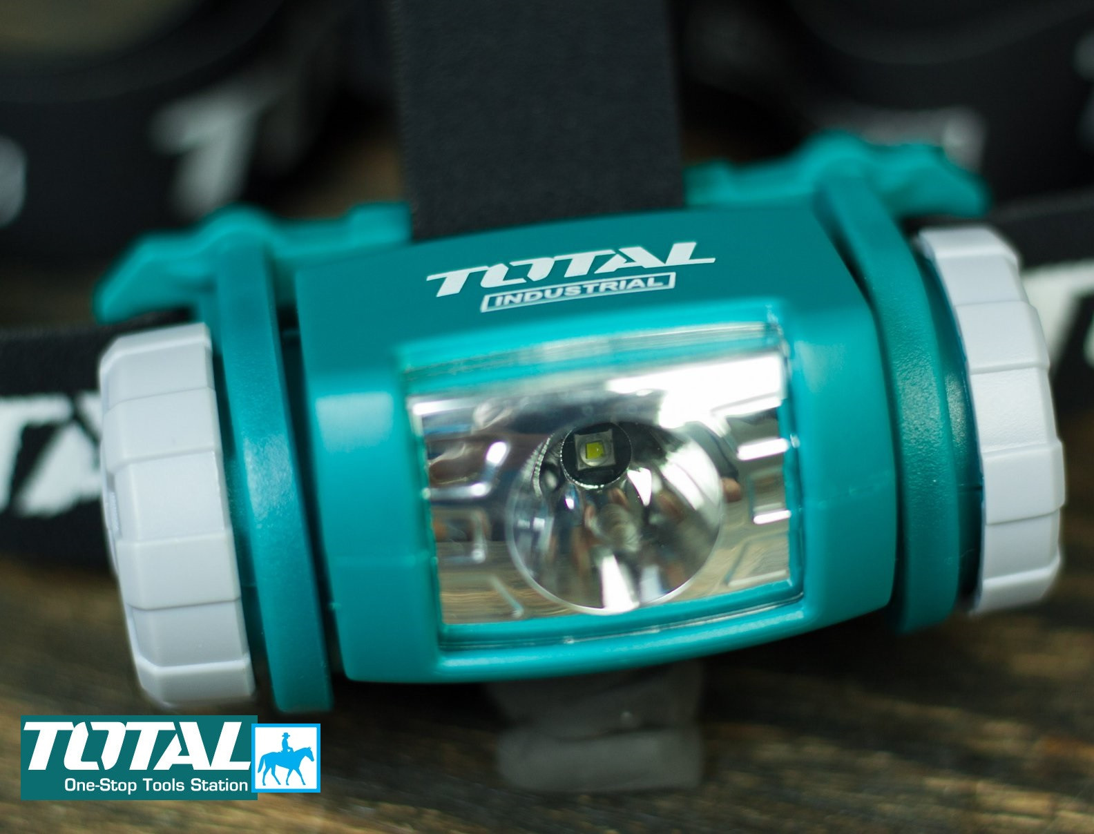 Đèn pin đeo trên đầu Total THL013AAA1
