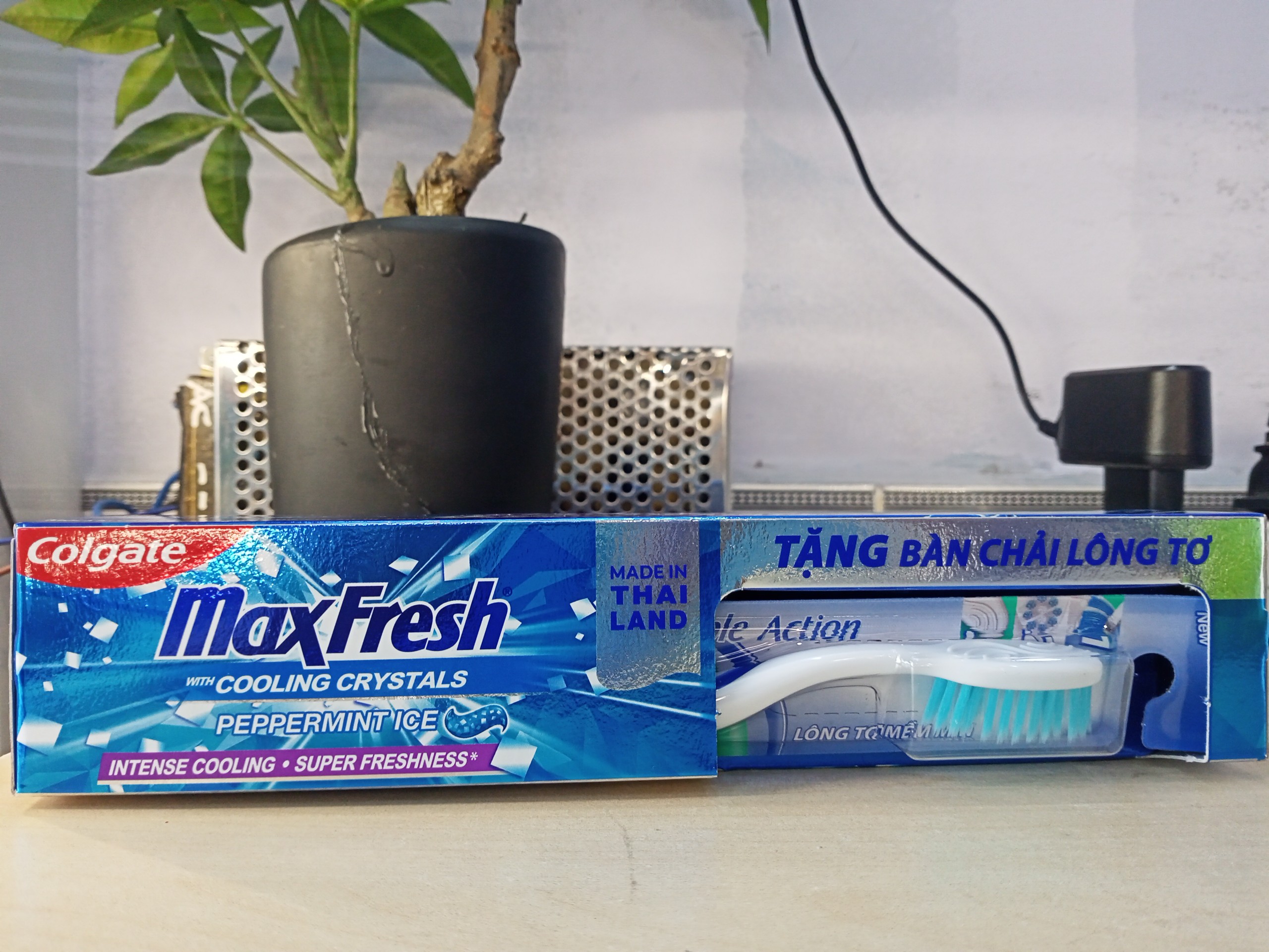 Kem đánh răng Colgate MaxFresh bạc hà combo 2 hộp