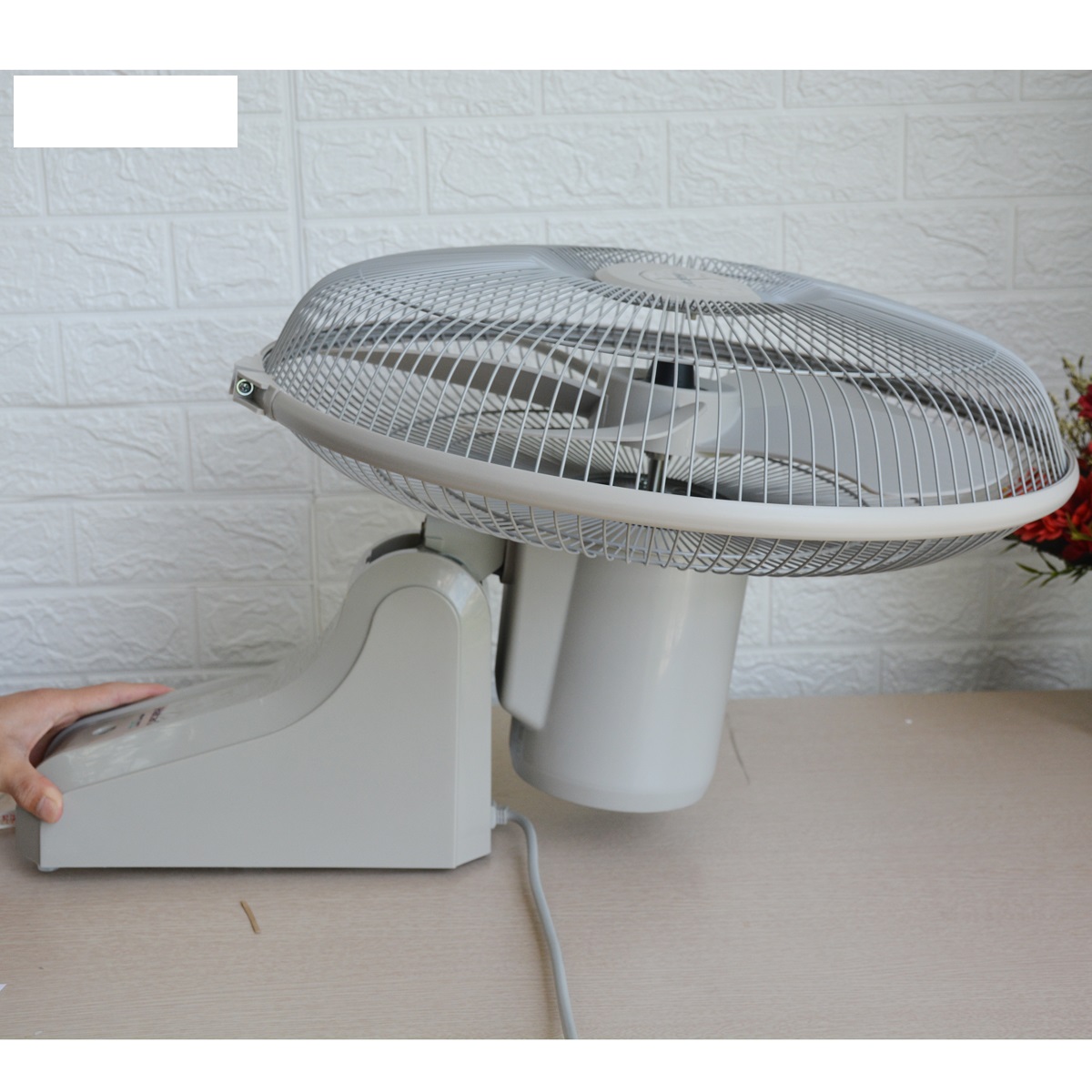 QUẠT TREO TƯỜNG HATARI IW18M1