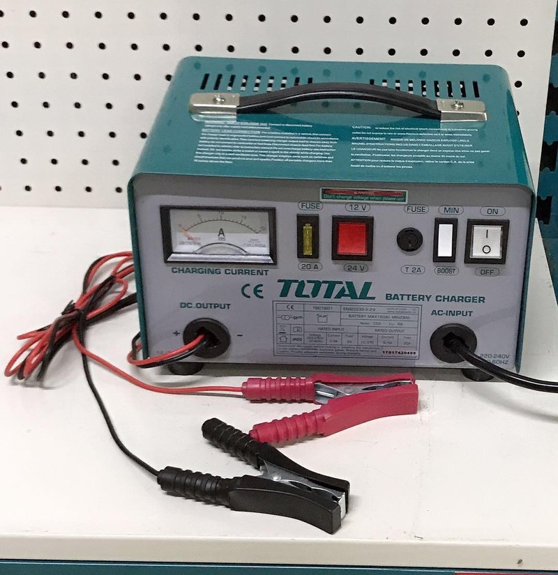 MÁY SẠC BÌNH ĐIỆN ẮC QUI TOTAL TBC1601