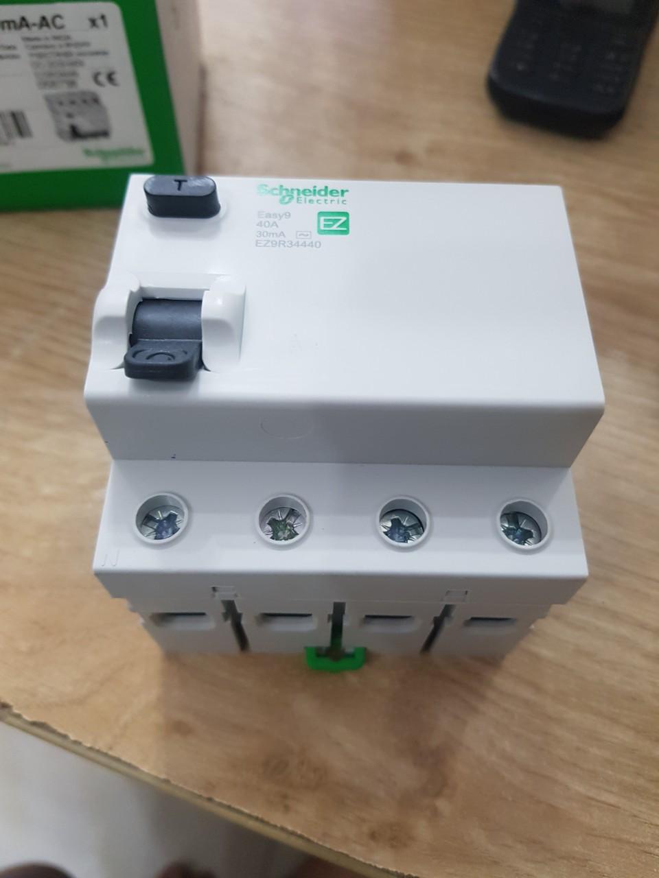 Aptomat - RCCB Schneider 4fa 40A EZ9R34440