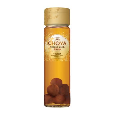 MƠ VÀNG CHOYA XANH NHẬT BẢN (CHAI 650ML - CÓ TRÁI MƠ BÊN TRONG)