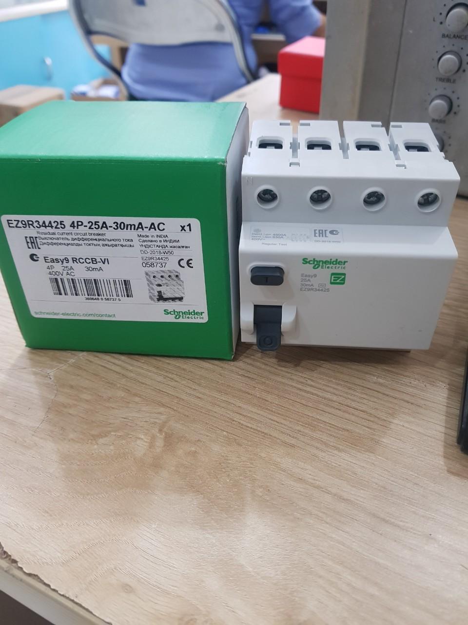 Cầu dao RCCB Schneider EZ9R34425.
