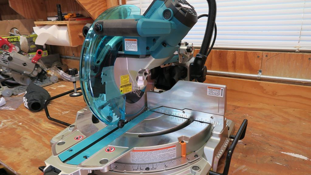 Máy cưa Makita LS1019L
