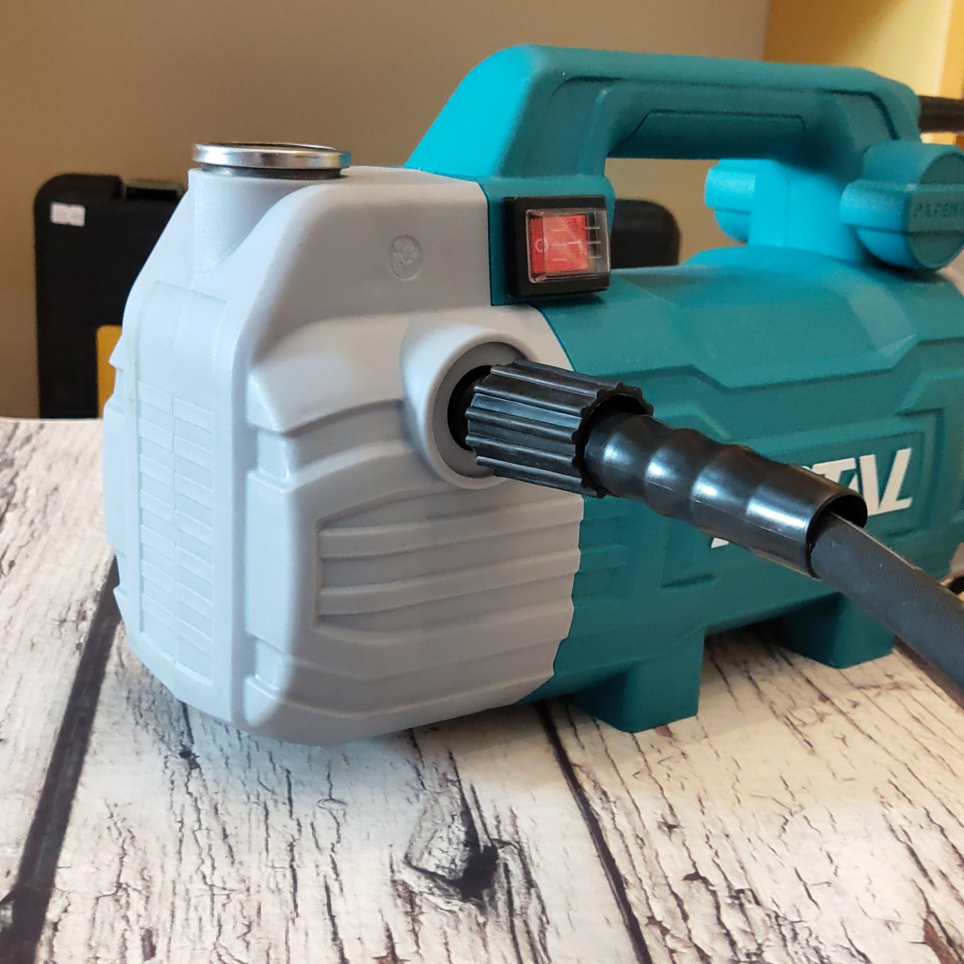 MÁY XỊT RỬA TOTAL TGT11236