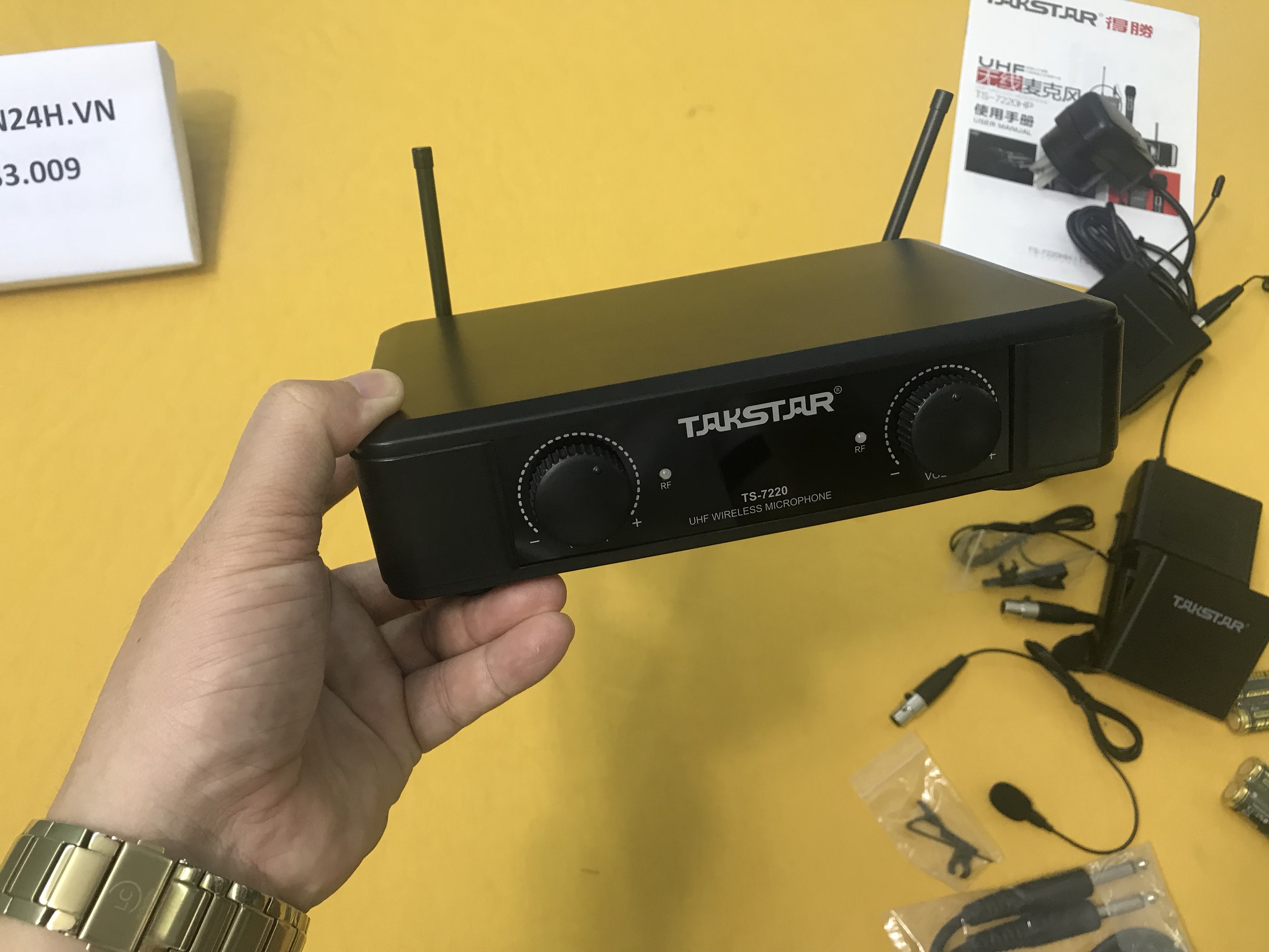 Mic không dây Takstar TS-7220
