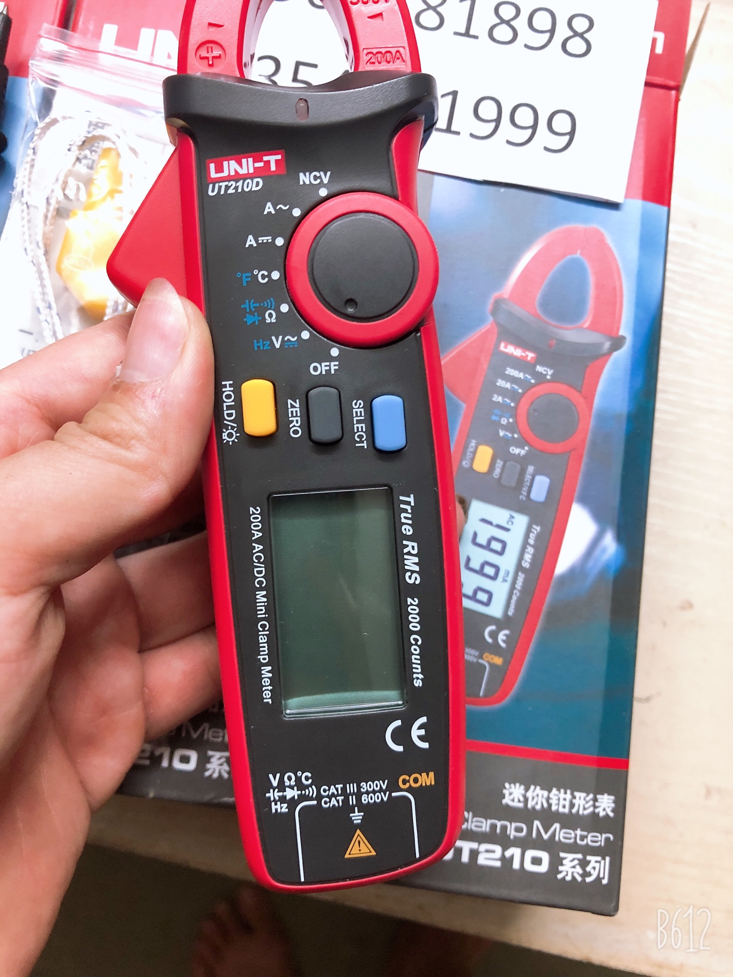 ĐỒNG HỒ ĐO VẠN NĂNG UNI-T UT210D