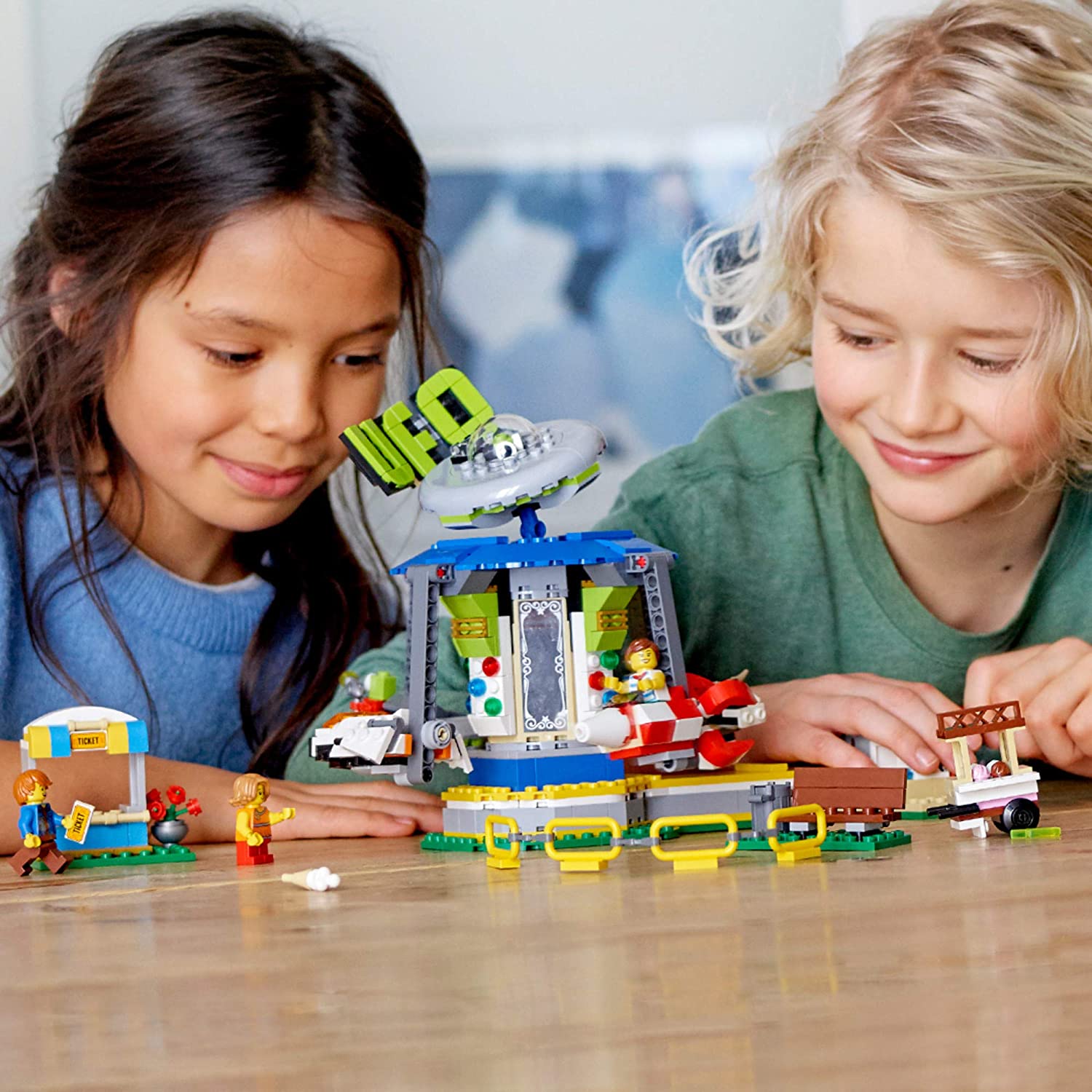 Lắp ráp LEGO CREATOR 31095 Vòng Xoay Vũ Trụ