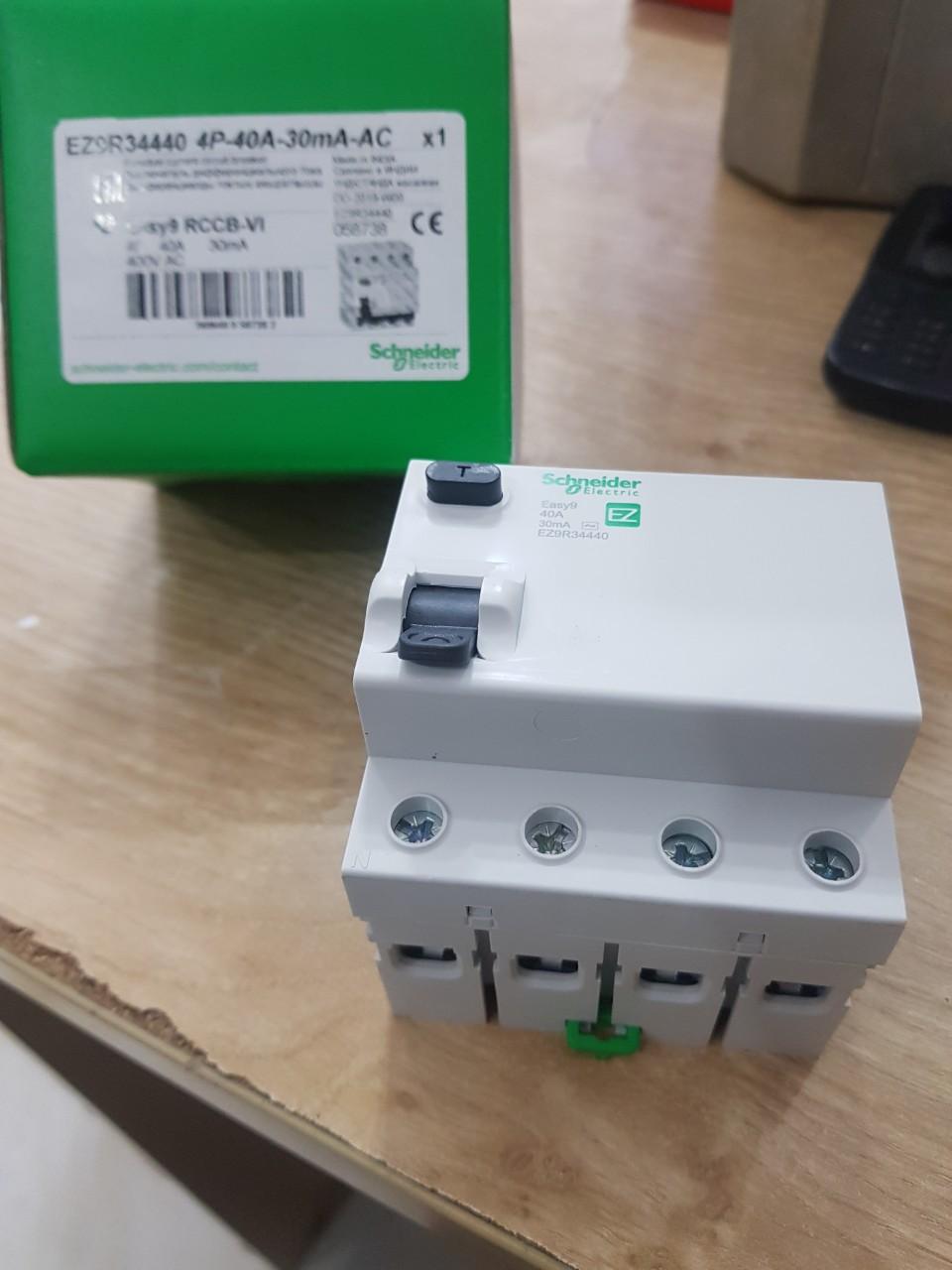 Aptomat - RCCB Schneider 4fa 40A EZ9R34440