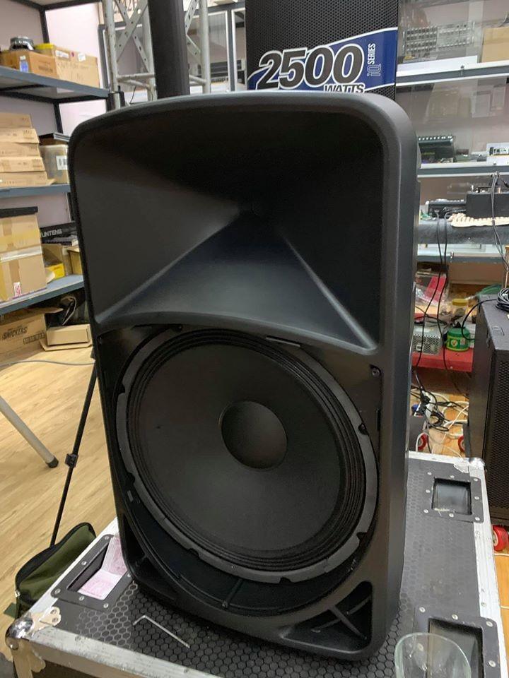 Loa Behringer B115D