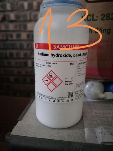 NaOH tinh khiết natri hydroxit (dạng bột) Sodium hydroxide 98% Samchun Hàn Quốc 1310-73-2 chai 1kg