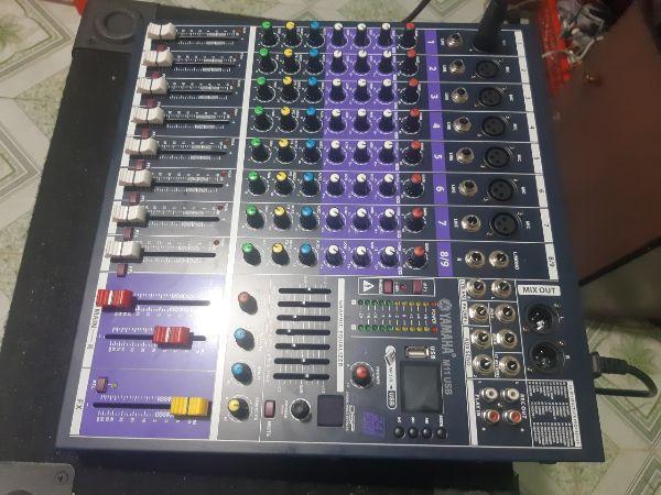Mixer yamaha M11