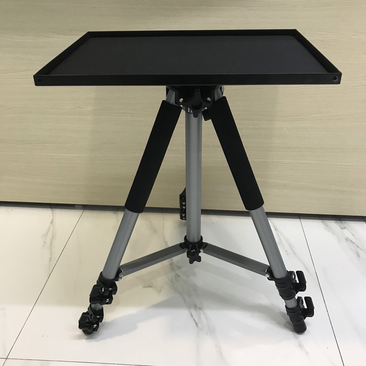 Kệ để máy chiếu W612