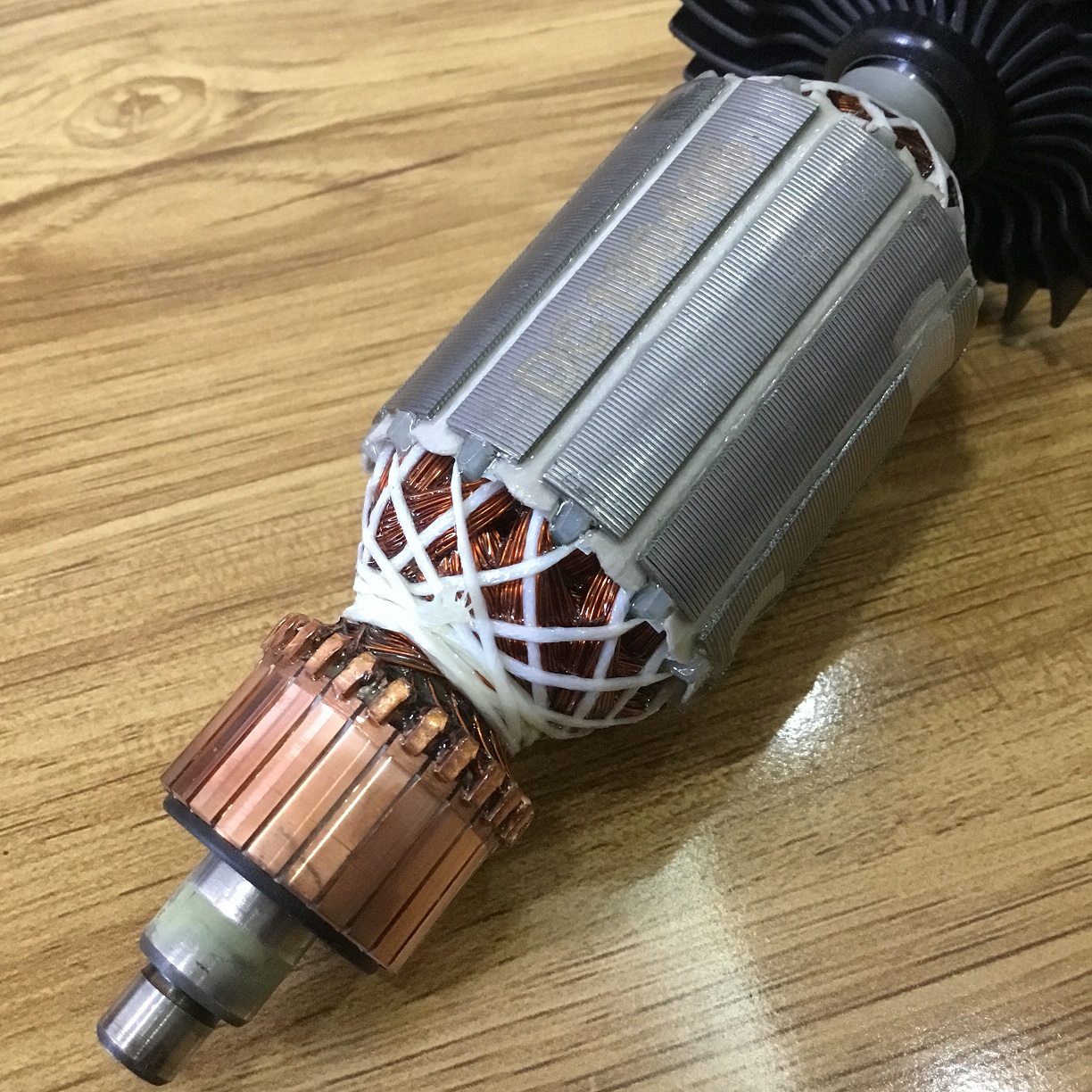 Rotor máy MT583 Makita mã 513863-0