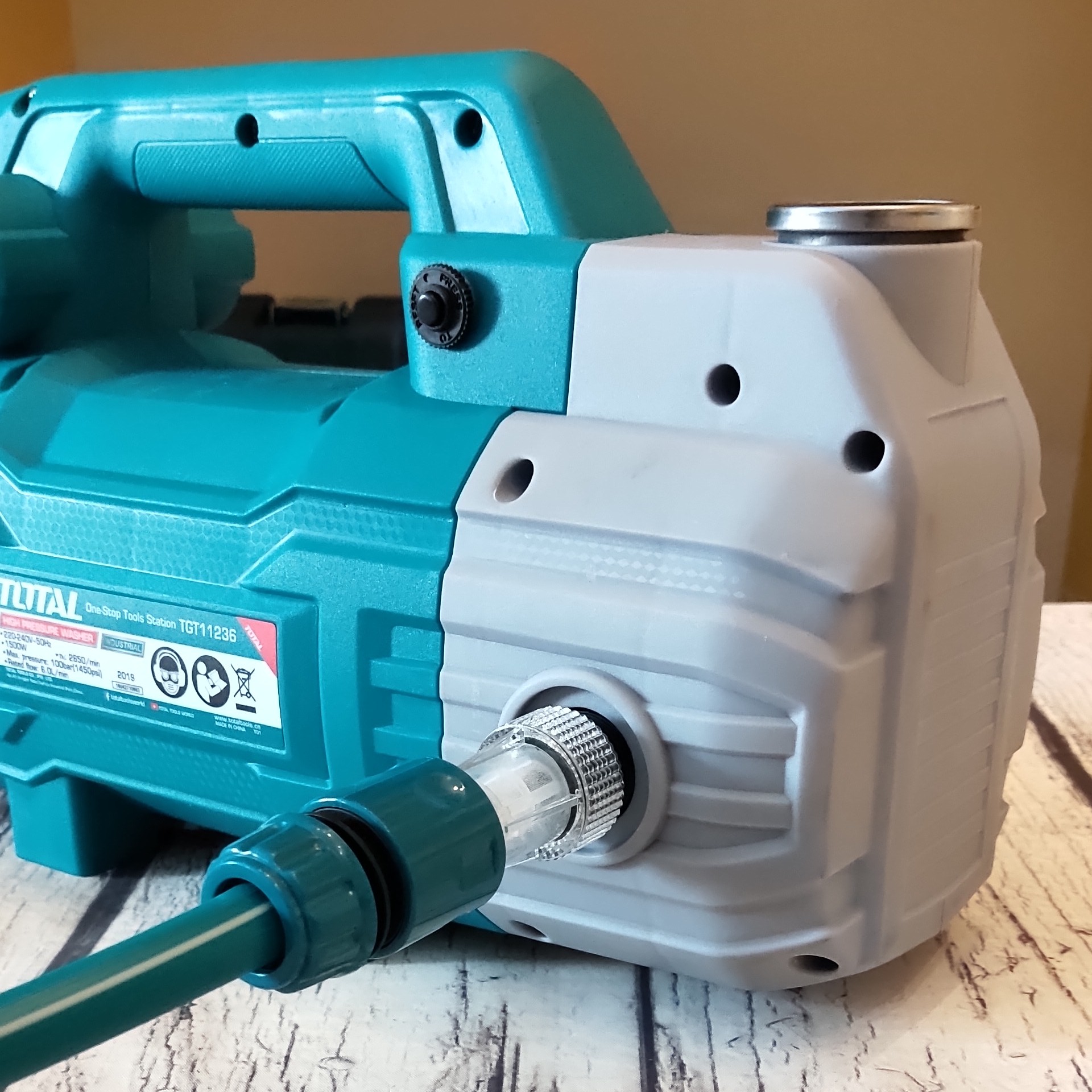 MÁY XỊT RỬA TOTAL TGT11236