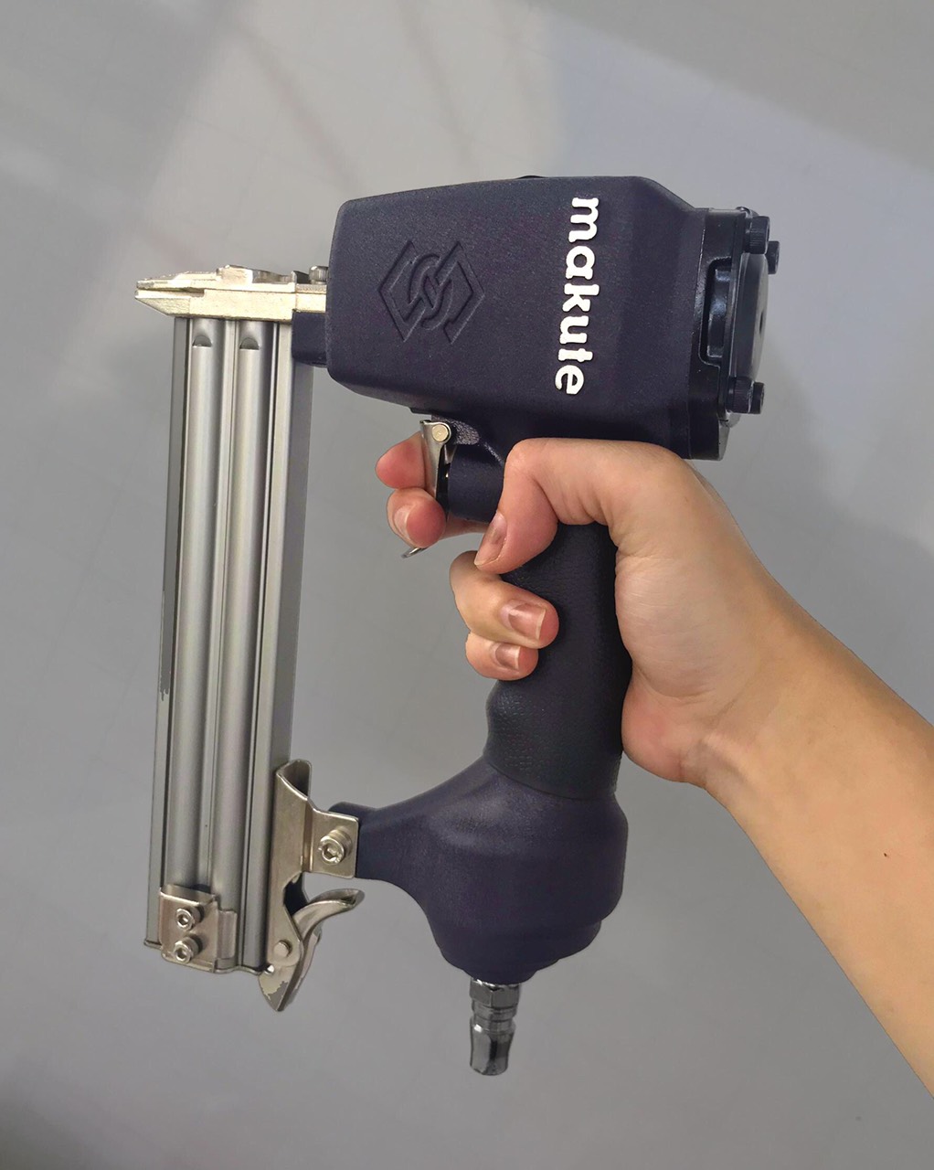 MÁY BẮN ĐINH DÙNG HƠI F30 MAKUTE