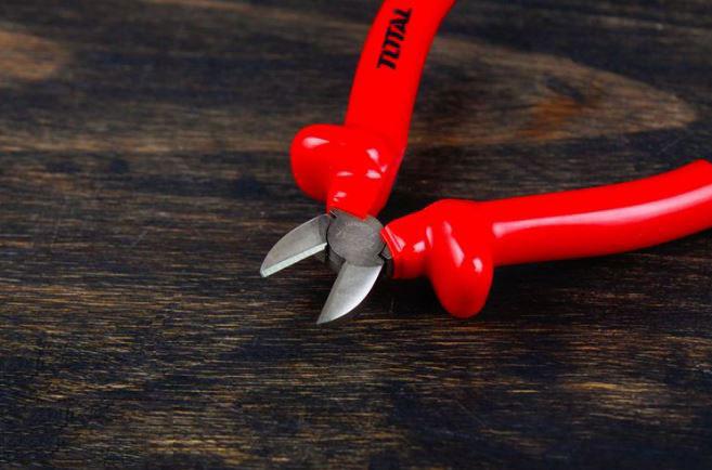 Kìm cắt cách điện Total THTIP261