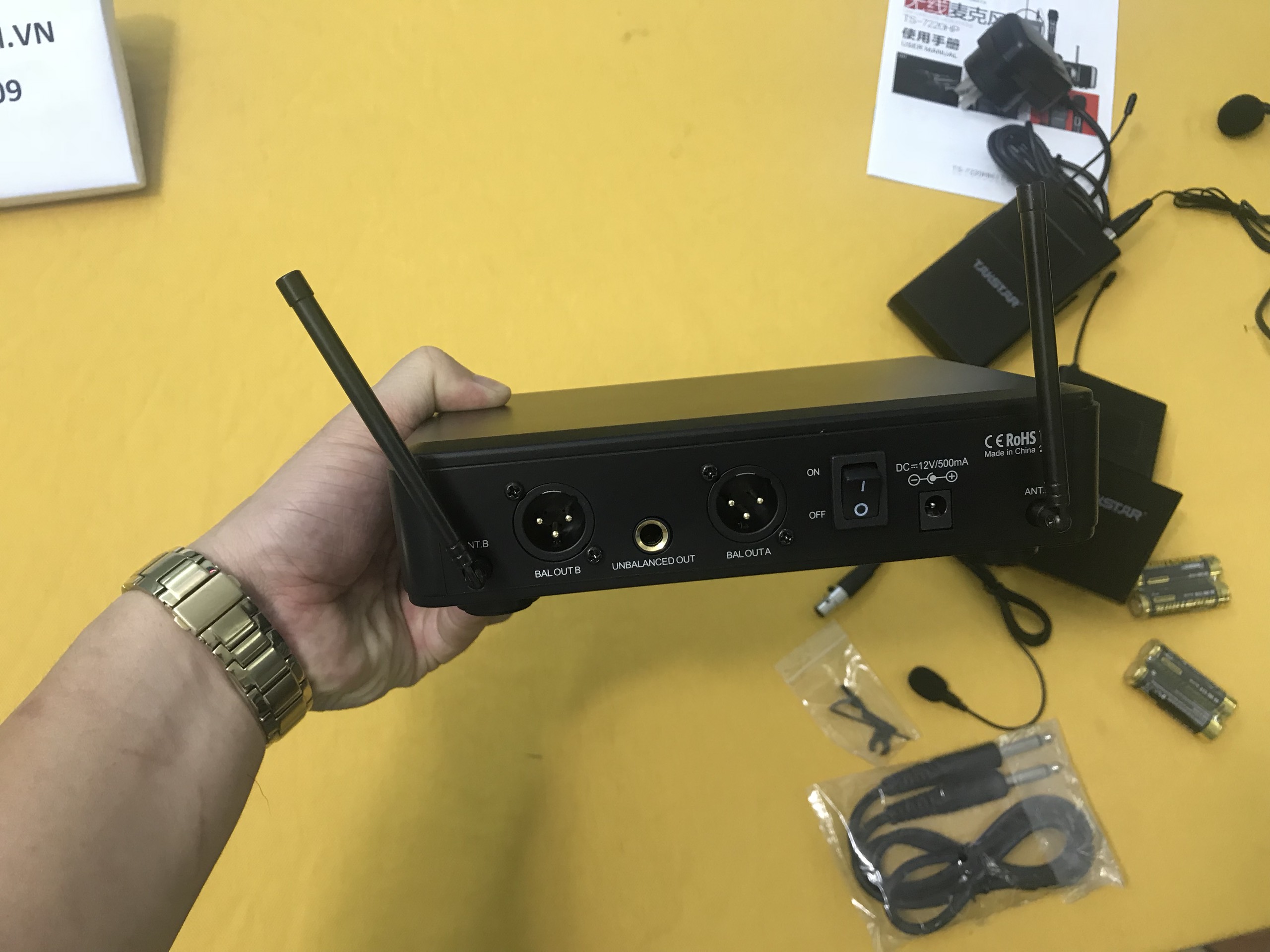 Mic không dây Takstar TS-7220