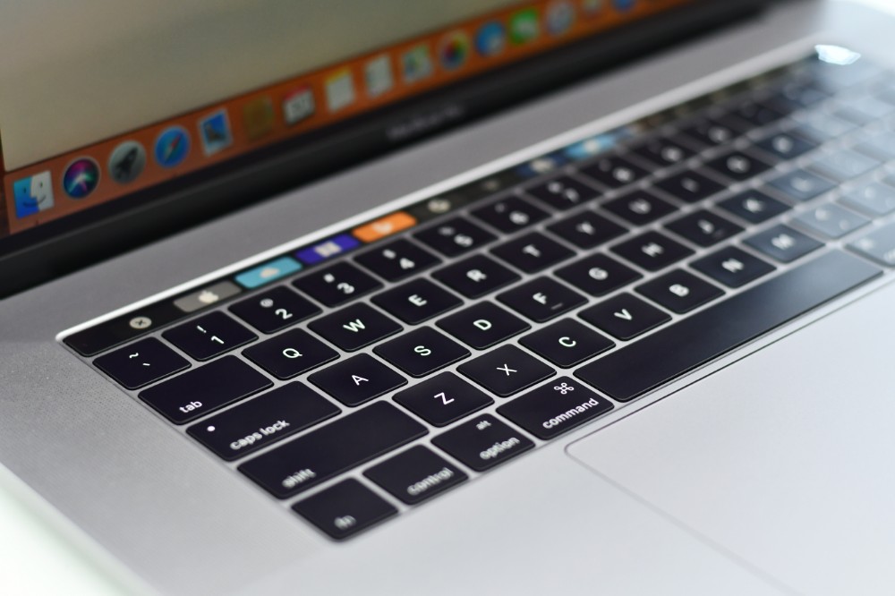 MacBook Pro Touch Bar MR9V2
