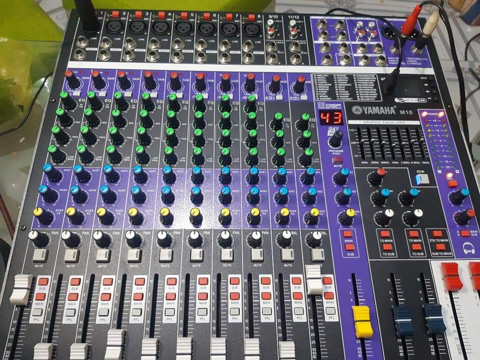 Mixer Yamaha M10