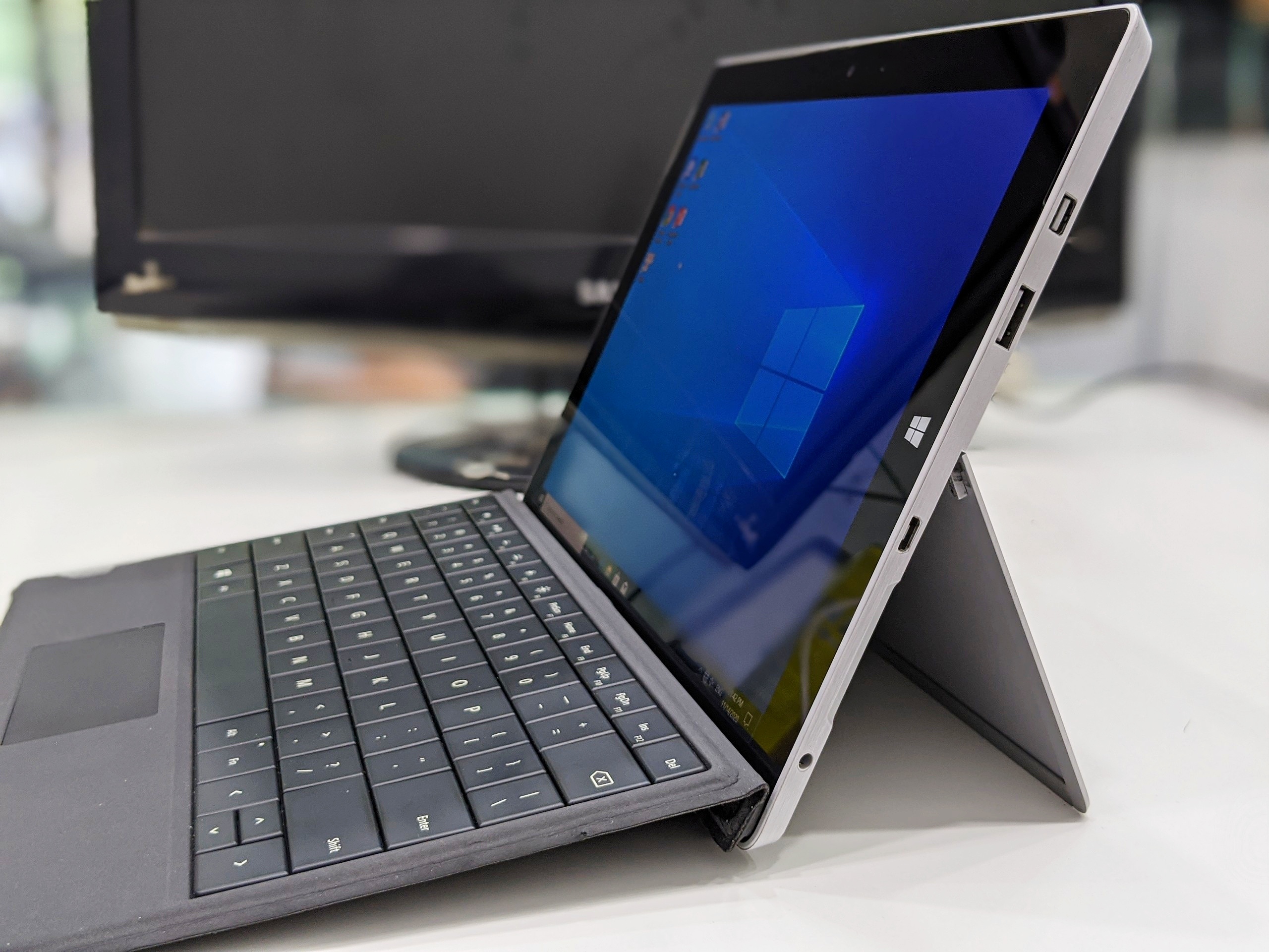 Máy tính bảng Microsoft Surface Pro 4 4GB/128GB