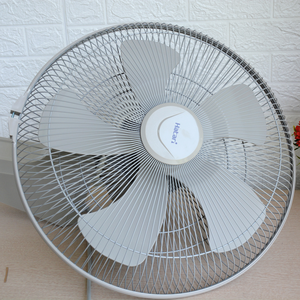 QUẠT TREO TƯỜNG HATARI IW18M1