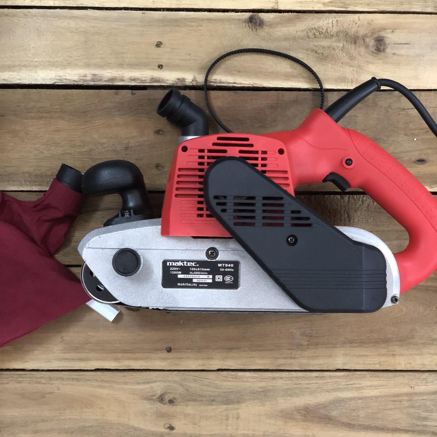 Máy chà nhám băng Maktec MT940