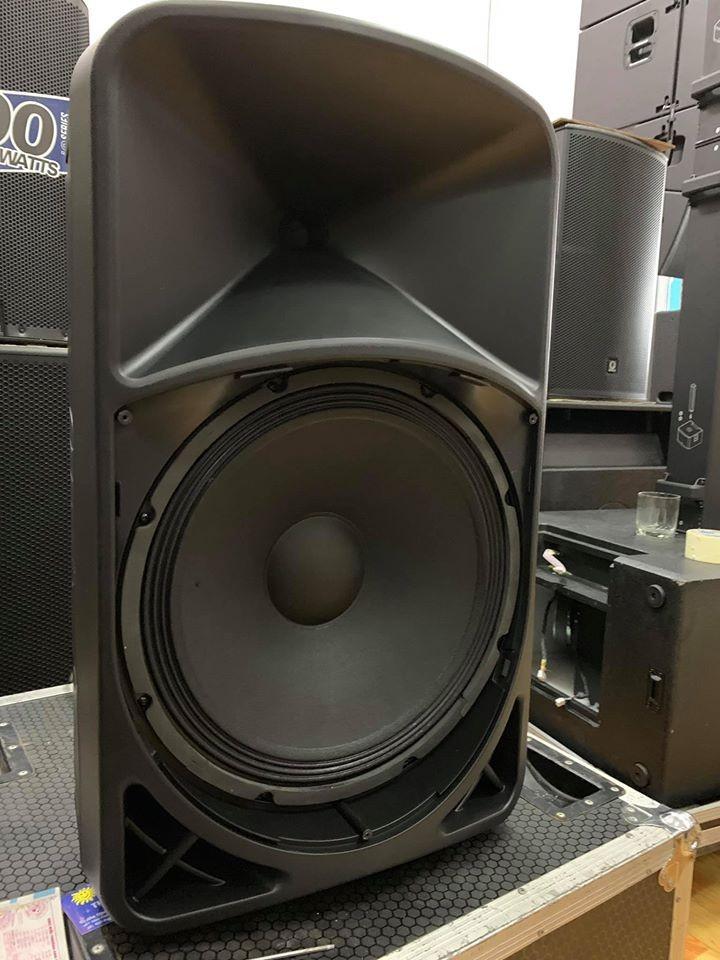 Loa Behringer B115D