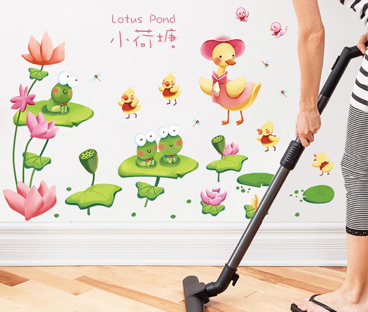 Decal trang trí dán tường đàn vịt vàng