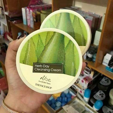 Kem tẩy trang trà xanh Herb Day Cleansing Cream Green Tea 150ml