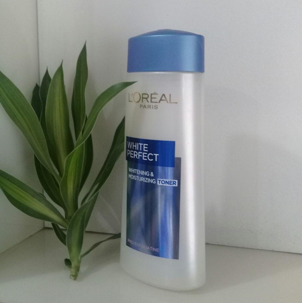 Nước hoa hồng làm trắng giữ ẩm da Loreal White Perfect 200ml