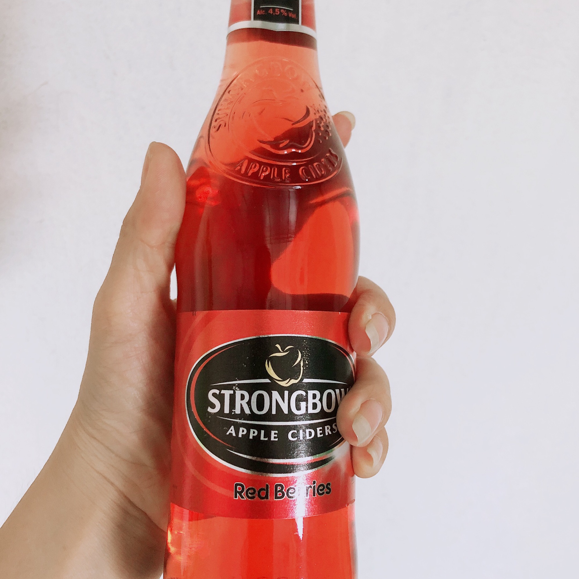 Nước táo lên men Strongbow Dâu Đen chai 330m