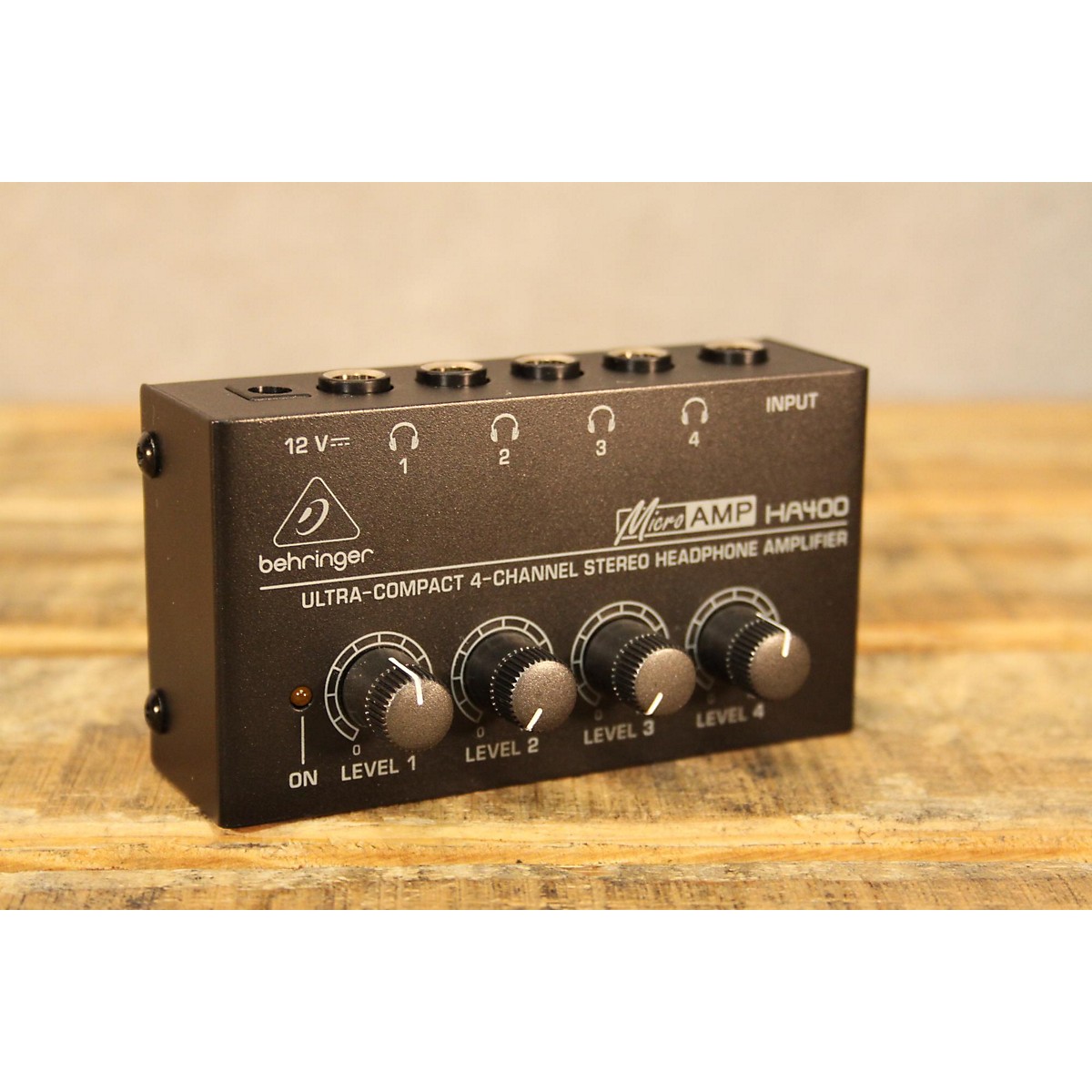 Bộ chia tai nghe studio Behringer HA400