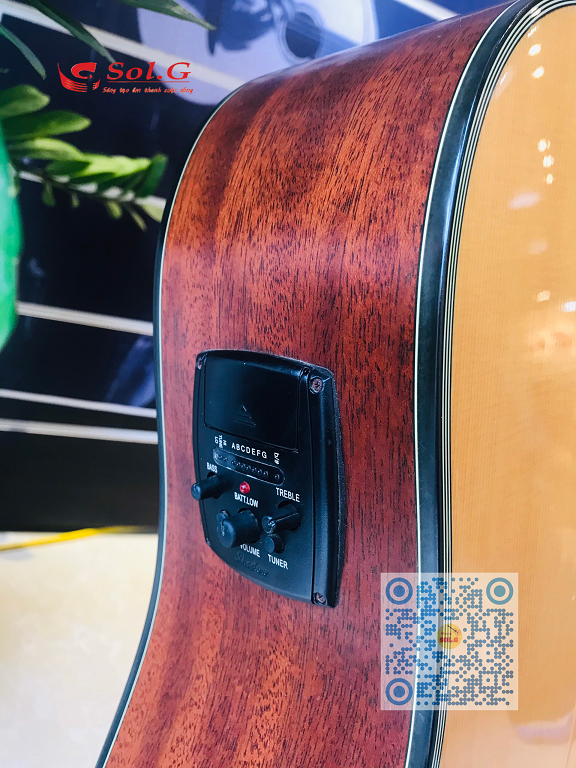 Đàn guitar acoustic electric Saga D100C